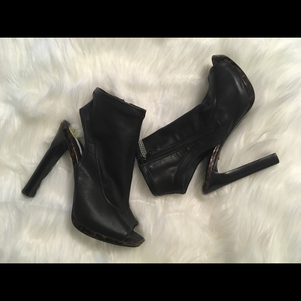 Diane Von Furstenberg  Peep toe Pumps  Size 9 NWT